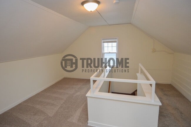 Building Photo - Spacious 5-Bedroom Home – Pet-Friendly and...