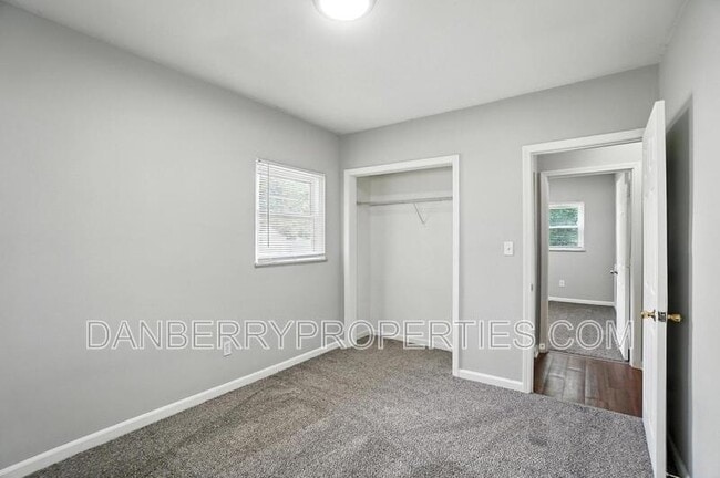 Building Photo - 822 Searles Rd