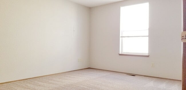 Building Photo - MOVE IN READY NOW! Desirable down town location. 2 bed, 1 bath. Includes water, sewer and garbage.