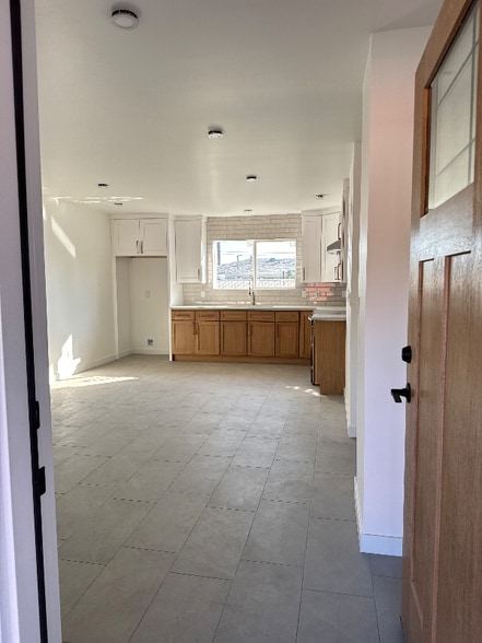 Building Photo - 889 W 8th St