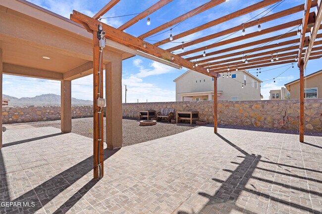 Building Photo - 585 Issa Circle