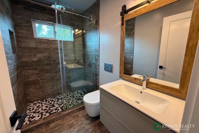 Building Photo - 424 Manor Dr
