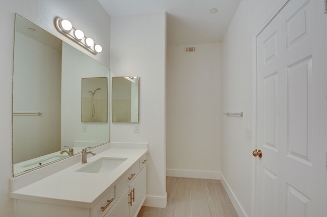 Building Photo - Gorgeous two bedroom two bathroom condo in...