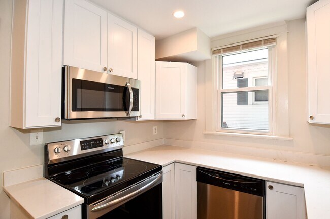 Building Photo - 633 24th St S