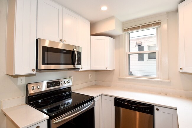 Building Photo - Nestled in the highly desirable Aurora Hills community.