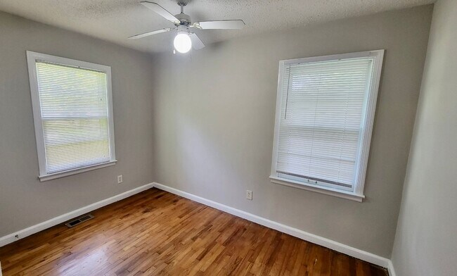 Building Photo - Charming 3 bedroom Bungalow