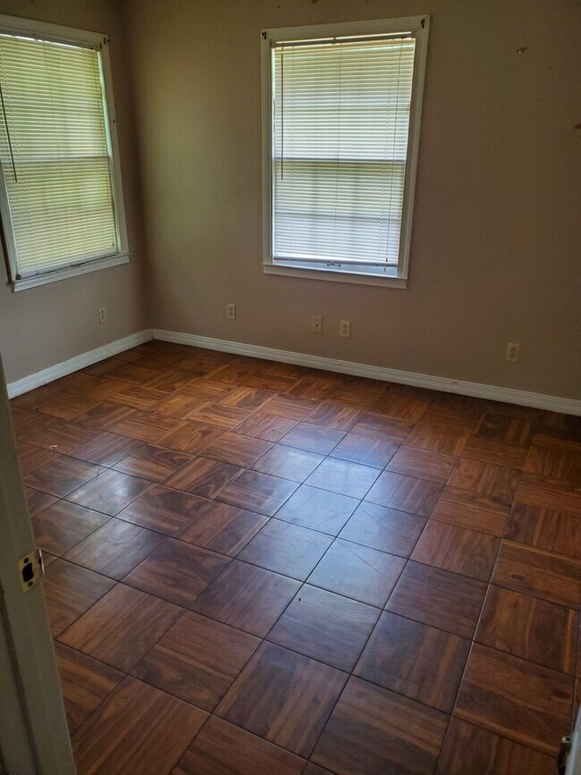 Building Photo - E 4th St Duplex