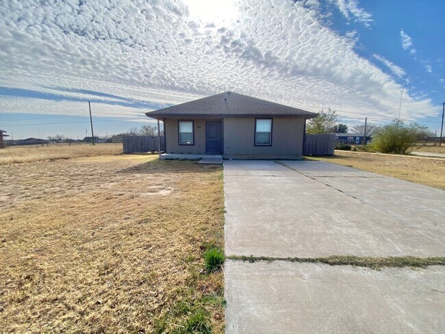 Primary Photo - Great 3 bed 2 bath rural rental now available.
