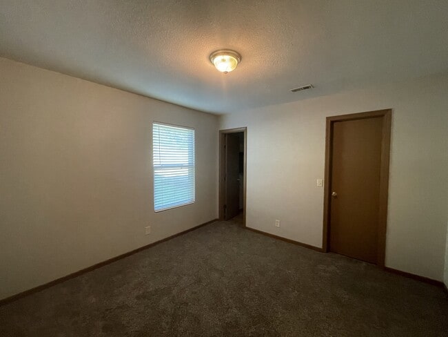 Building Photo - 6924 N Edison Ave