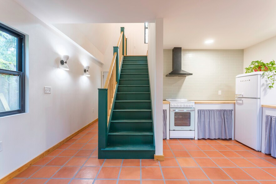 Eat-in kitchen, dining, living area - 10 Linden Dr
