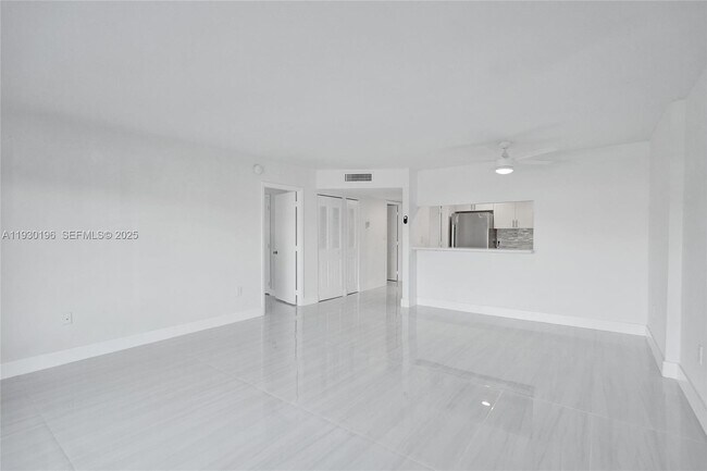 Building Photo - 4164 Inverrary Dr