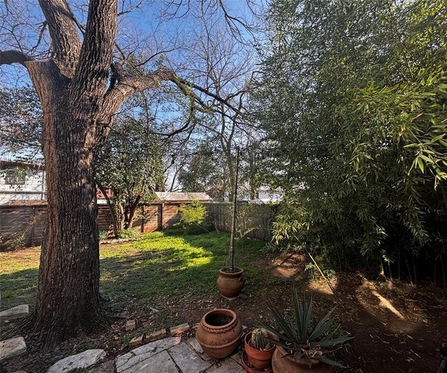 Building Photo - 917 E 39th St