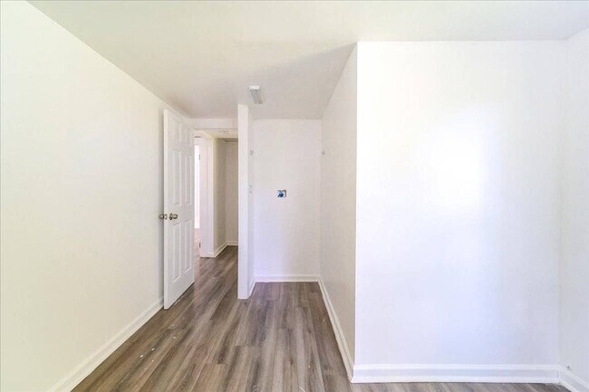 Building Photo - 629 S Rd