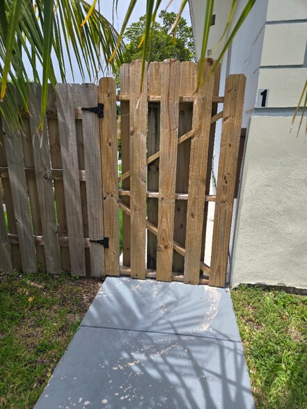 Building Photo - 5433 SW 19th St