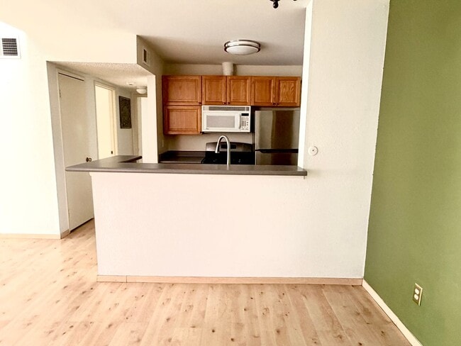 Building Photo - Bright & Updated 2bed 1 bath Tarzana Condo in Gated Community!
