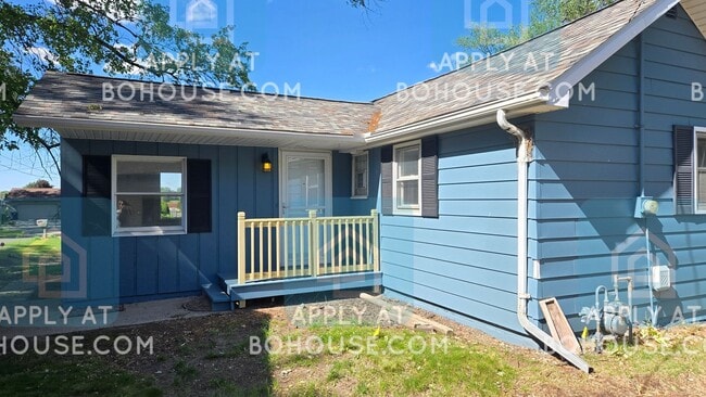 Building Photo - LAKEFRONT 2 BEDROOM HOME W/OFFICE!