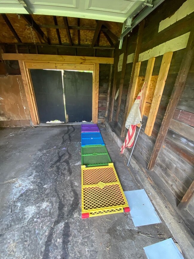 Building Photo - 2 Bedroom House Basement & Garage - Fenced...