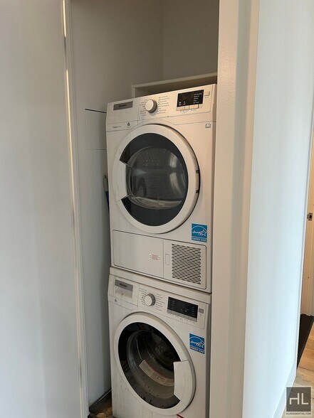 Building Photo - Beautiful Studio Apartment In Flushing! $2...
