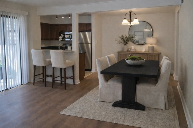 Building Photo - Gorgeous first floor 2/2 condo x Rent @  Winter Park in front of Full Sail!