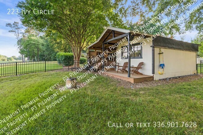 Building Photo - 223 Ivy Cir