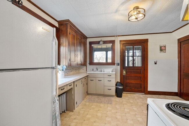 Building Photo - 26 Viking St