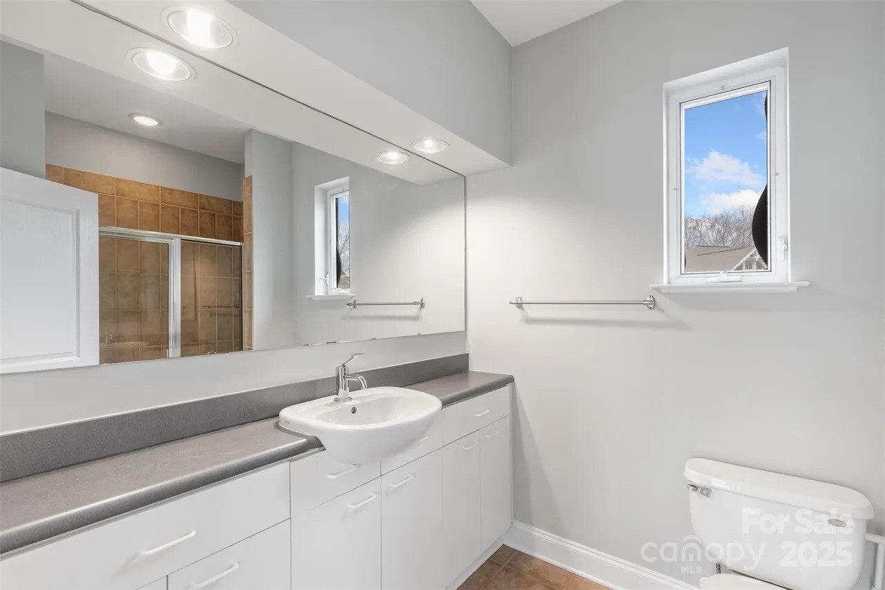 Top Floor Primary Bathroom - 840 Garden District Dr