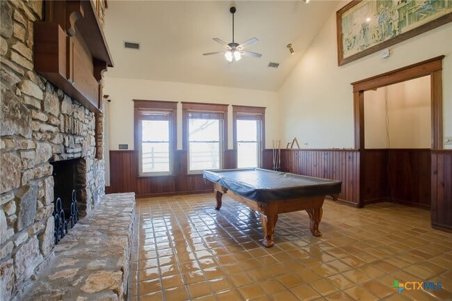 Building Photo - 4692 S E River Rd