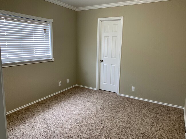 Building Photo - *MOVE IN SPECIAL* Gorgeous Four Bedroom Home with Covered Patio Near Medical Center!!