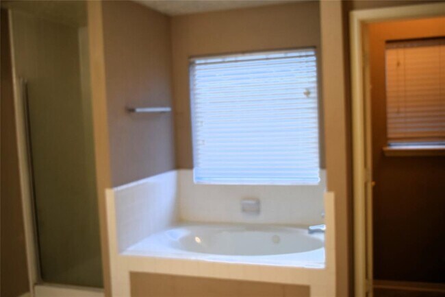 Building Photo - 8511 Cross Country Dr
