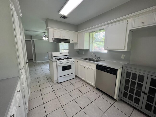 Building Photo - 2402 Fawnwood Ln