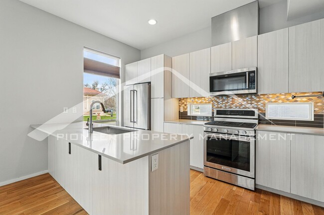 Building Photo - Spacious Home with Washer/Dryer and Mountain Views