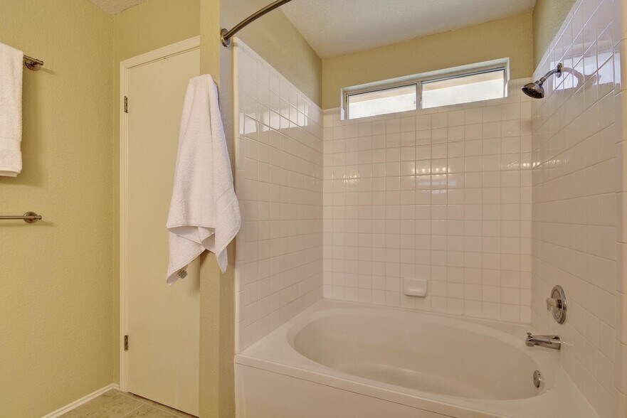 Building Photo - 104 Keaton Cove