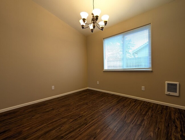 Building Photo - Nice 2bed/1.5 bath townhome- Great Springf...