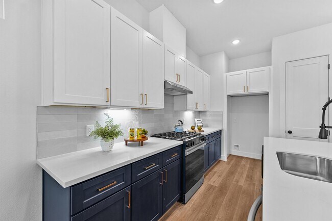 Building Photo - 3903 Pinemont Dr