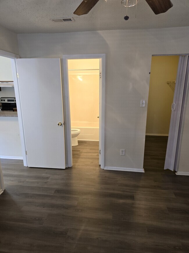 Building Photo - 5649 Summit Arch