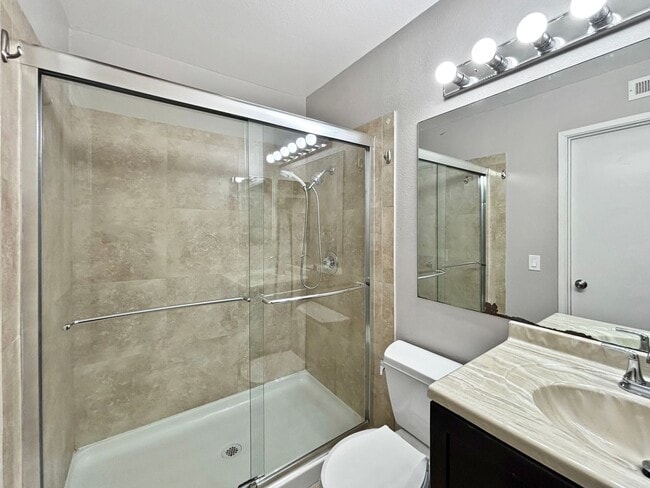 Building Photo - Spacious 3BD/2.5BA Townhouse in La Jolla W...