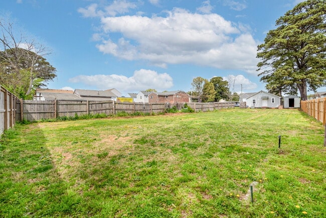 Building Photo - CHARMING 3 BEDROOM 1 BATH NEAR LITTLE CREEK & SHORE DR