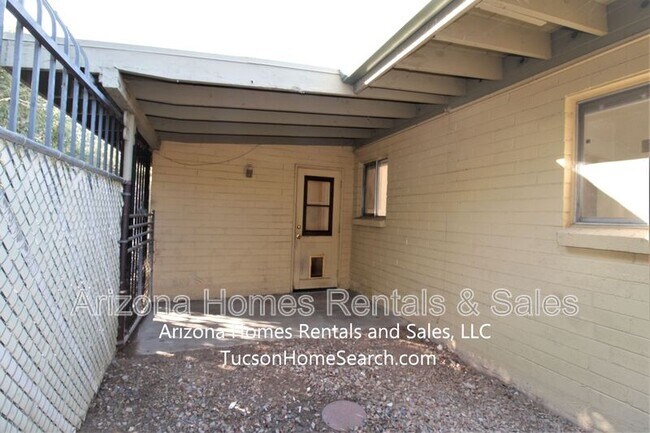 Building Photo - 3535 N Country Club Rd