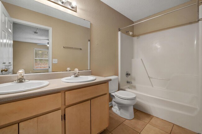 Building Photo - 1100 Greentree Ct