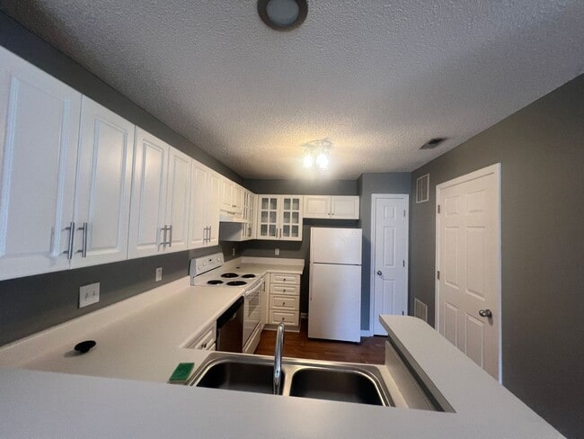 Building Photo - RENT SPECAIL*** MARCH RENT ONLY $1550.Breezewood Condo, 2 Brd/2bath Screen Porch! LVP wood floori...