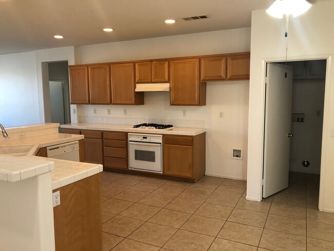 Building Photo - Beautiful Spacious 4 bedroom 2 bathroom Ho...