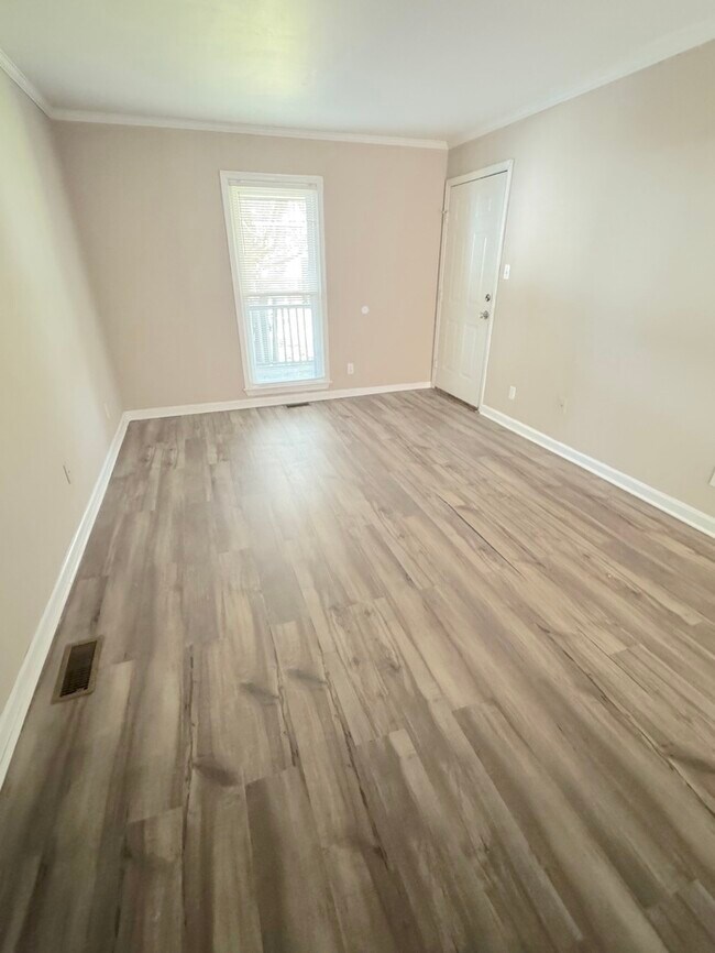 Building Photo - SPACIOUS 2 BEDROOM/1 BATH HOME IN PORTSMOUTH