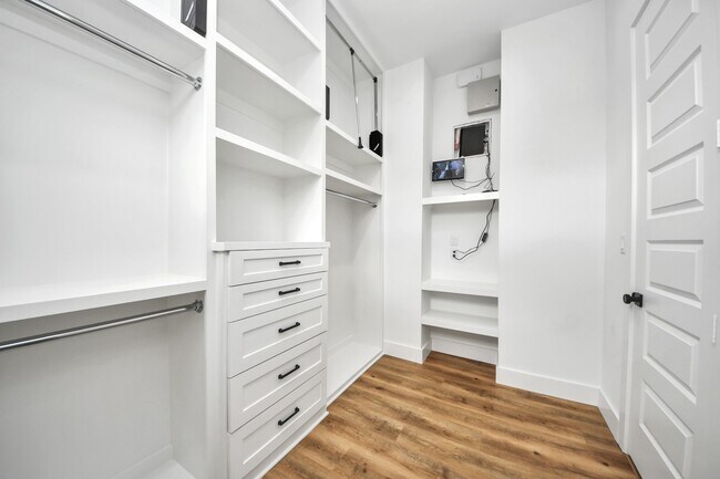 Building Photo - 127 E 38th St