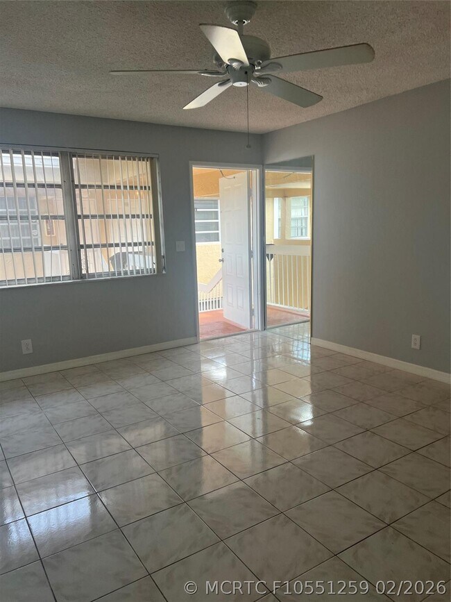 Building Photo - 1022 Twin Lakes Dr