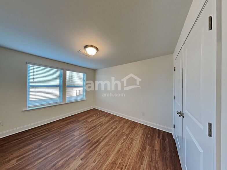 Building Photo - 158 Larragan Dr