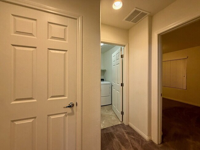 Building Photo - Beautiful 2260sqft 3bed 2.5bath with tile downstairs, carpet in Den & Living Room
