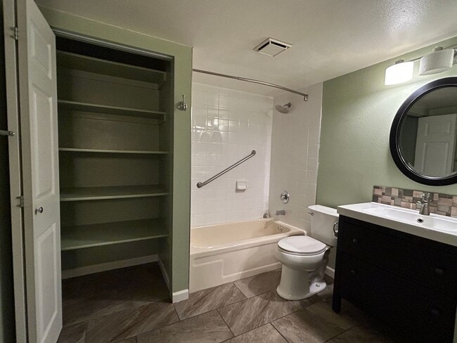 Building Photo - **Leasing Special** Newly renovated 1 Bed/1 Bath Condo near Lowry/Cherry Creek
