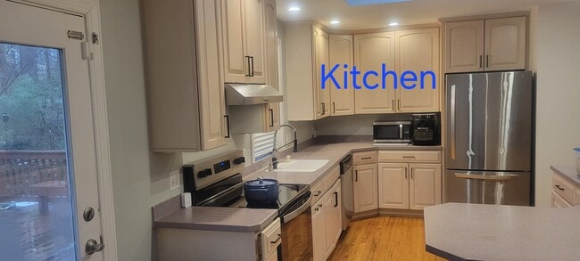 Building Photo - 2133 Hallmark Dr