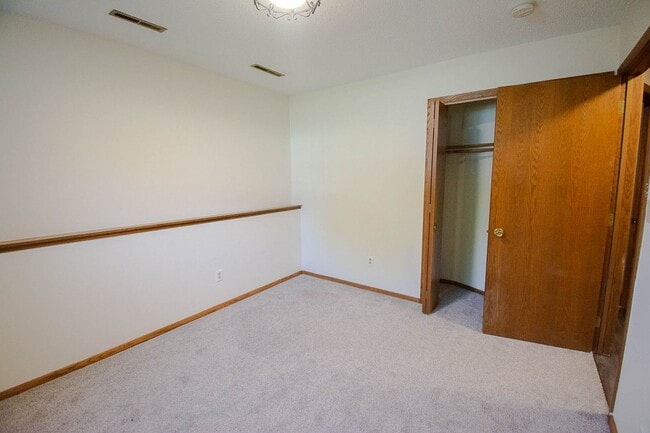 Building Photo - Spacious 2 Bed, 1.5 Bath with Oversized Garage!
