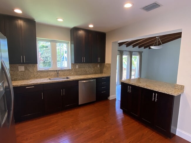 Building Photo - 300 NE 17th Ave